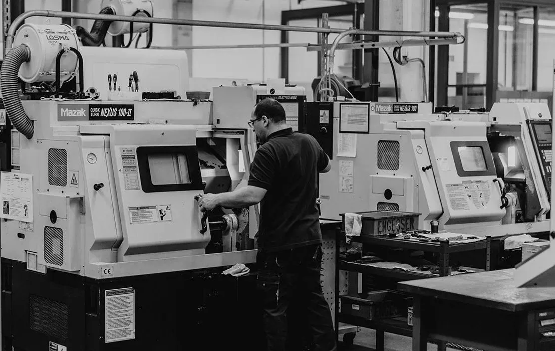 formenbau-mitarbeiter-maschine