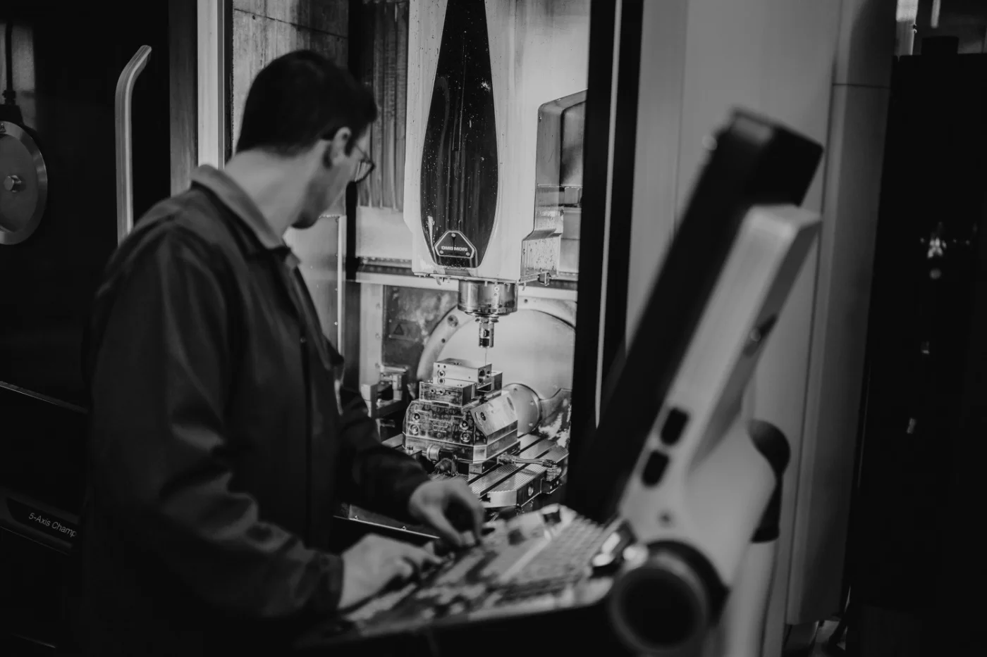 mitarbeiter-maschine-computer