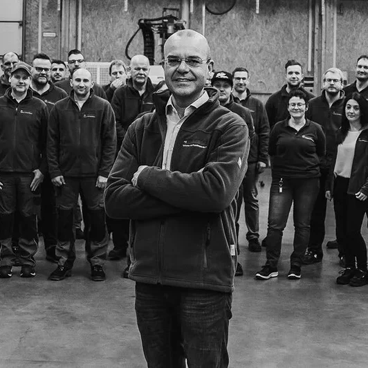 mitarbeiter-gruppenbild-mit-gf